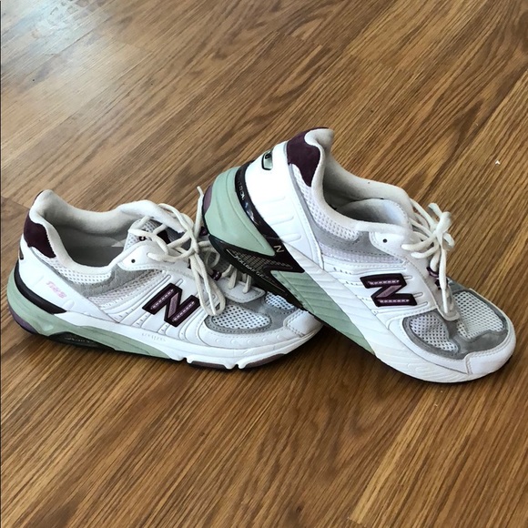 tennis shoes with roll bar